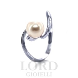 Anello in Oro Bianco con Perla 7mm e Diamanti ct.0.01 - Davite & Delucchi