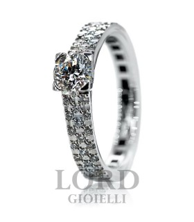 Anello Donna Solitario in Oro Bianco con Diamante Centrale ct. 0.51 G Vs e Pietre su Gambo ct. 0.35 - Giorgio Visconti